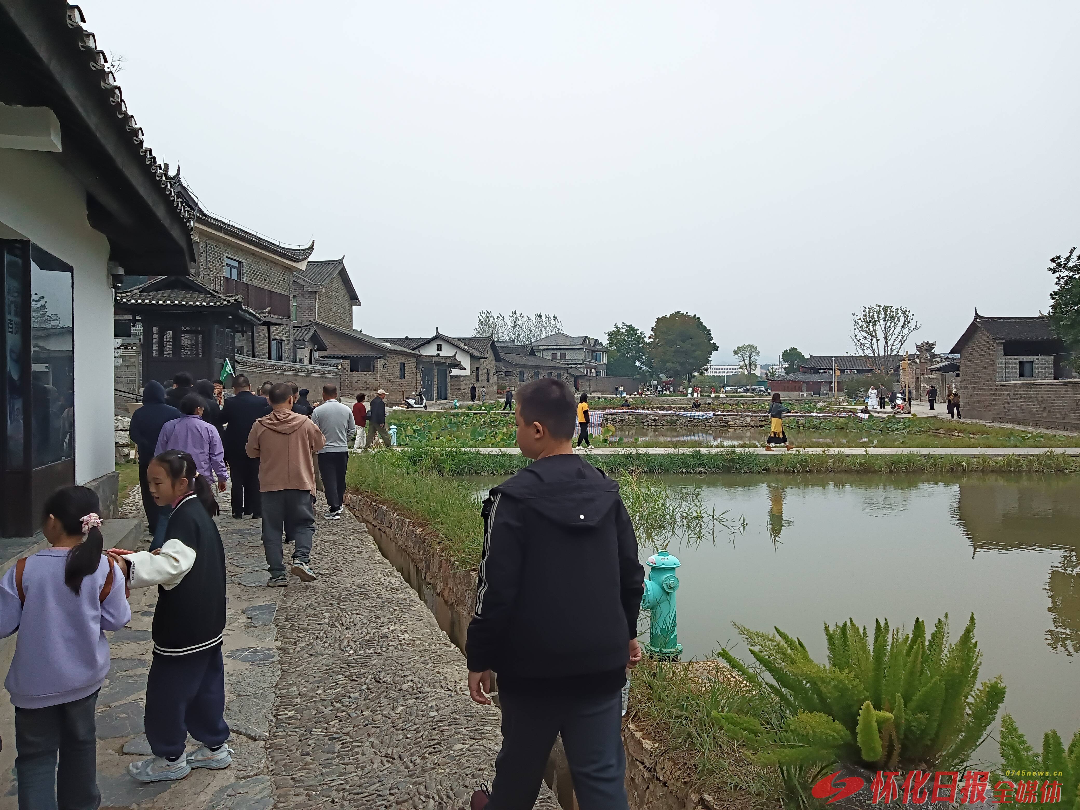 中方县:古村秋意浓 游人觅闲趣