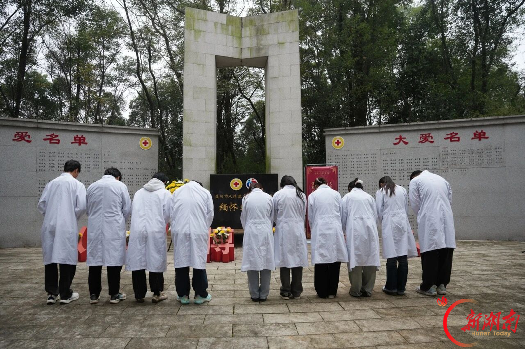 致敬562名无言良师，益阳医专新生第一堂解剖课从敬畏生命学起