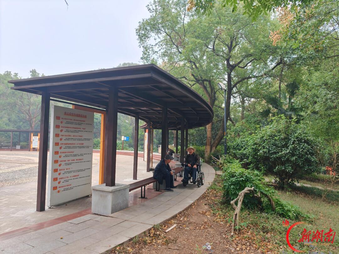 一条市民建议推动湘潭城区公园增设避雨棚亭