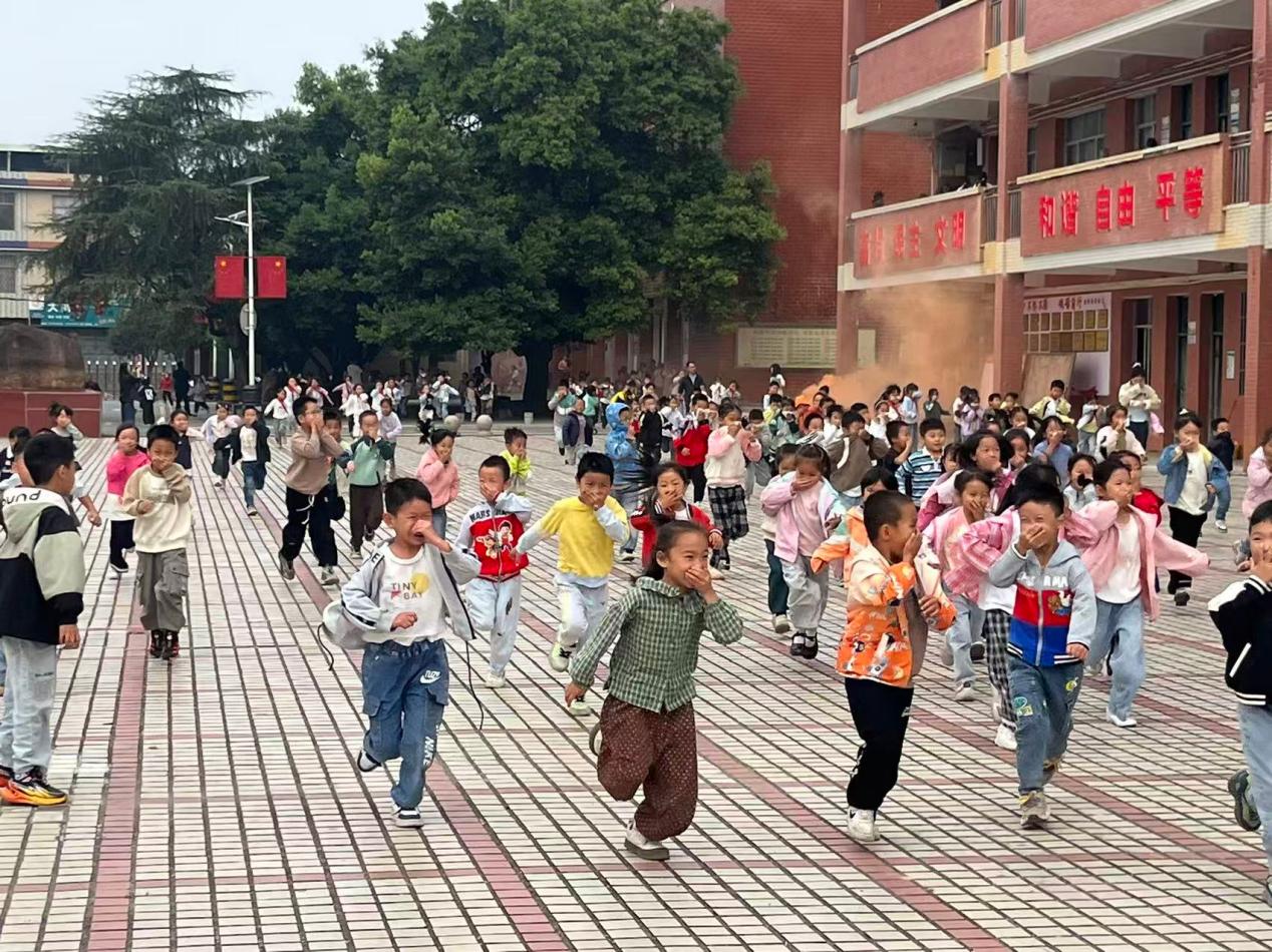 江华瑶族自治县河路口镇中心小学开展消防安全宣讲暨应急疏散演练活动