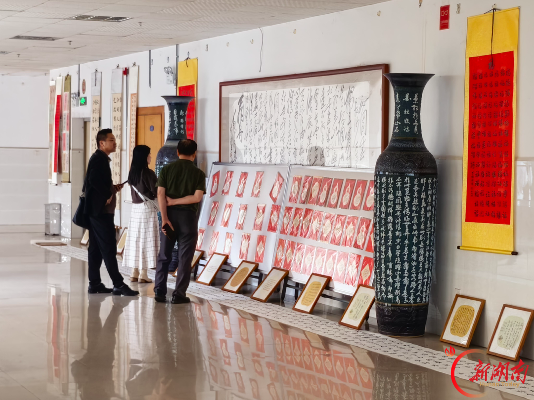 南华大学退休教师许叙成回校举办《岁月墨痕》书法作品展