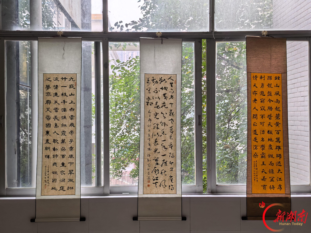 南华大学退休教师许叙成回校举办《岁月墨痕》书法作品展