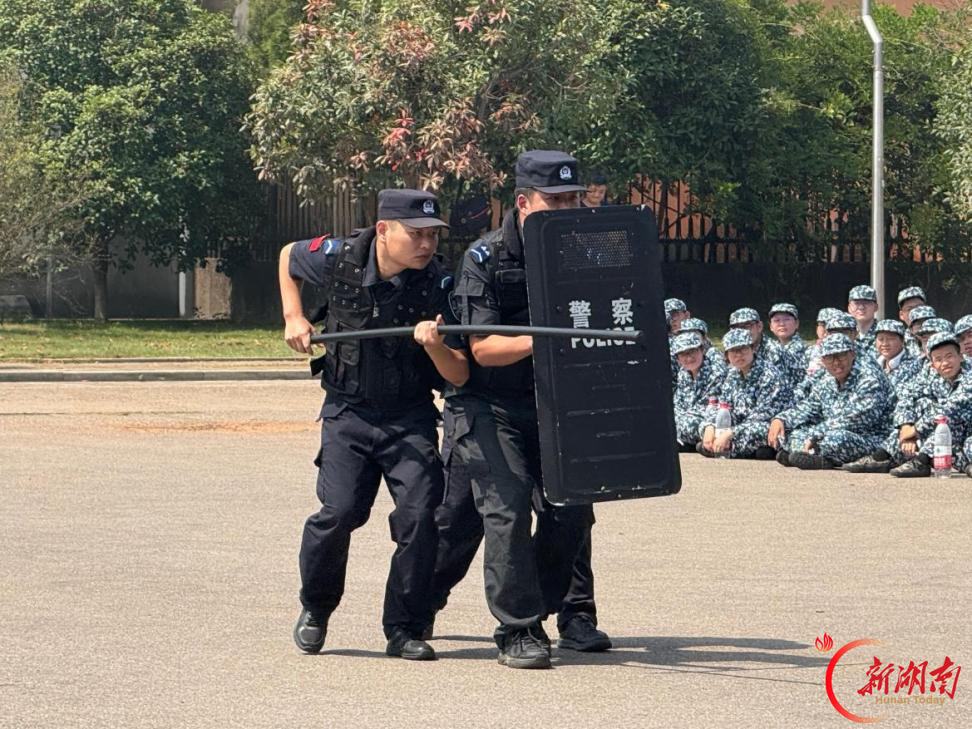 青春正步走丨新生观摩消防及反恐防暴演练