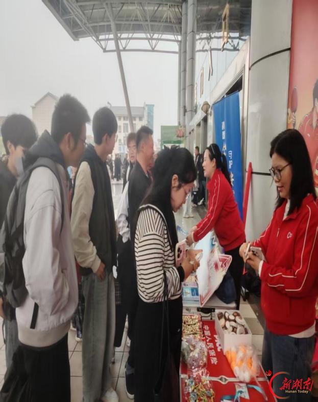 以球为媒 消保入心——“国球总决赛”人保寿险株洲中支开展金融消保宣传