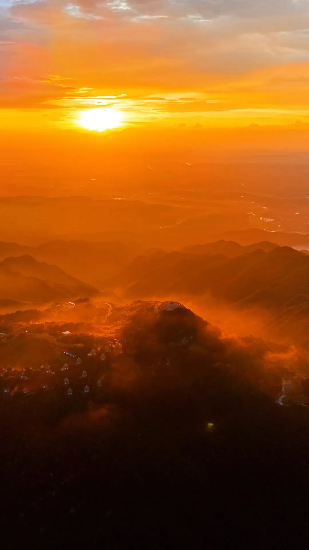 别错过!资兴回龙山云海大爆发,站在 1413 米山顶,伸手触云