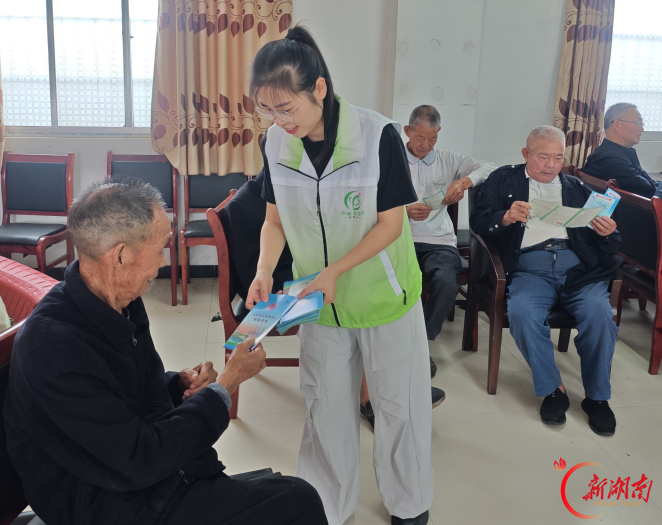 岳阳县民政社工站:重阳敬老爱满巴陵 社工服务惠及银龄