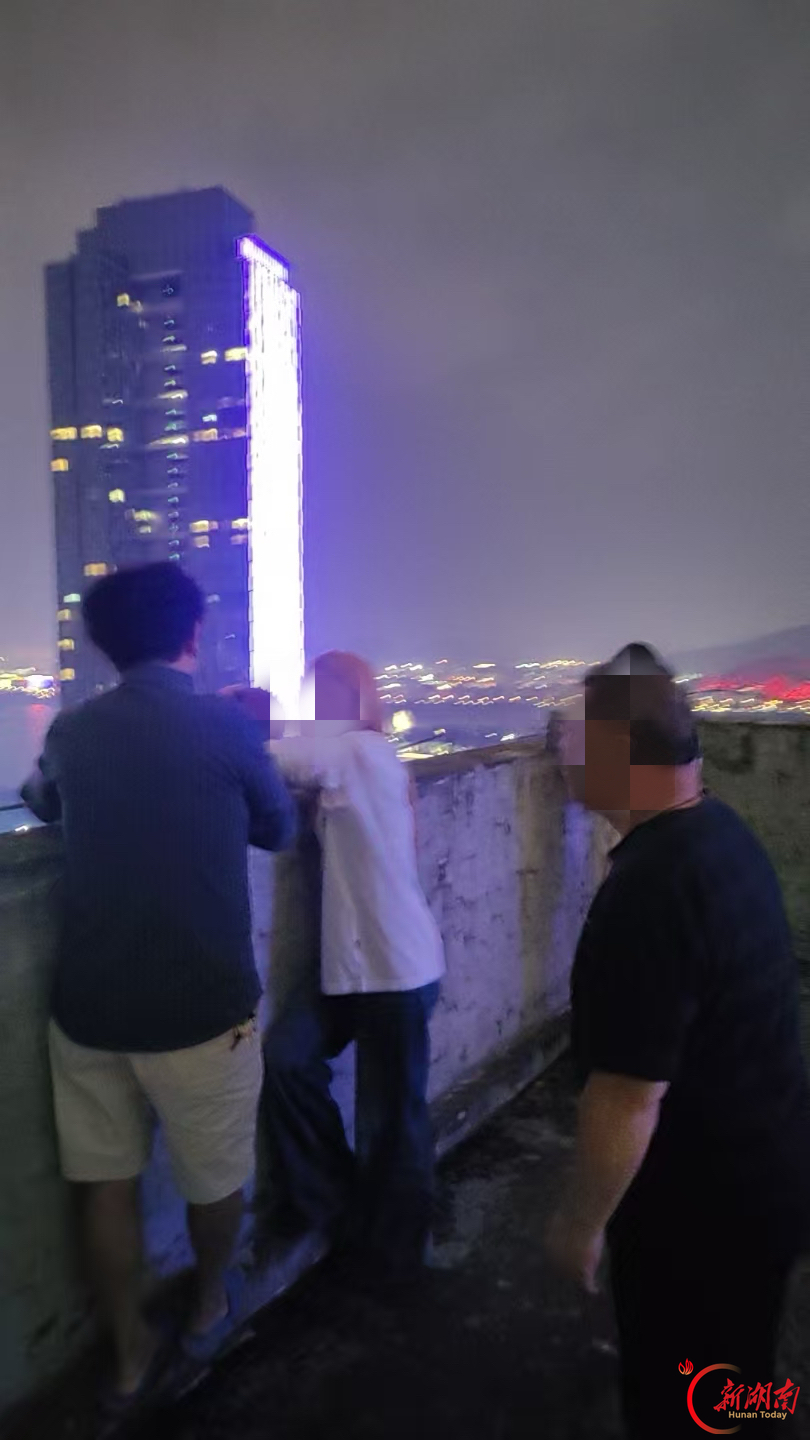 深夜生死救援!七旬老党员挺身拽回悬空青年