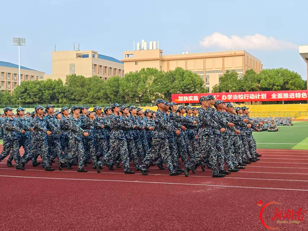 飒爽英姿砺精兵 军训淬火正当时 ——我院2026级新生军训有序推进