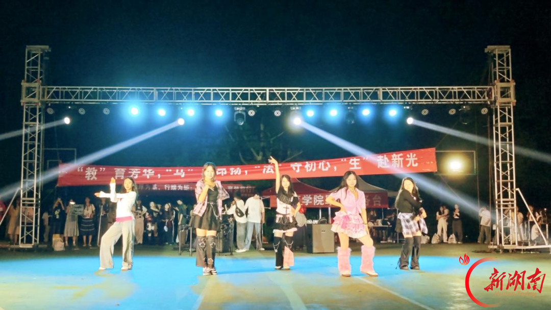 青春正步走丨月饼寄情暖军训,文艺放歌启新航