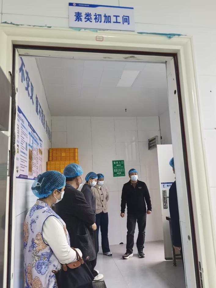 辰溪县芙蓉学校开展膳食家委会食堂观摩评议活动