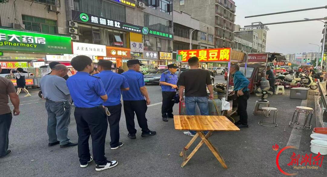天心区南托岭社区开展店外经营与秸秆焚烧专项整治
