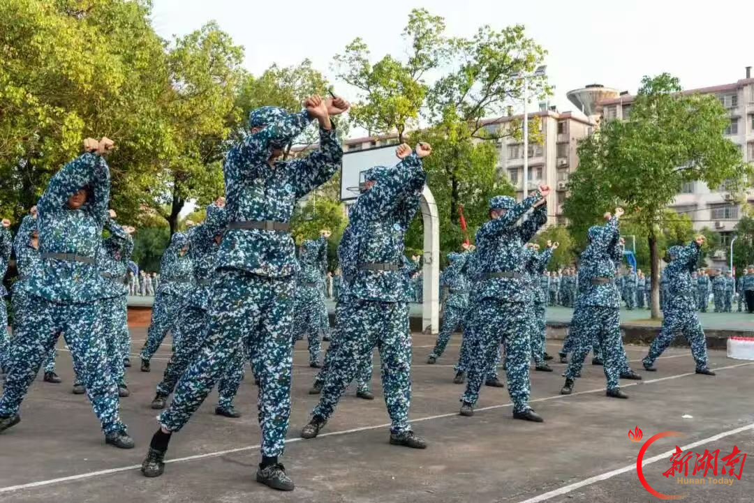 飒爽英姿砺精兵 军训淬火正当时 ——我院2026级新生军训有序推进