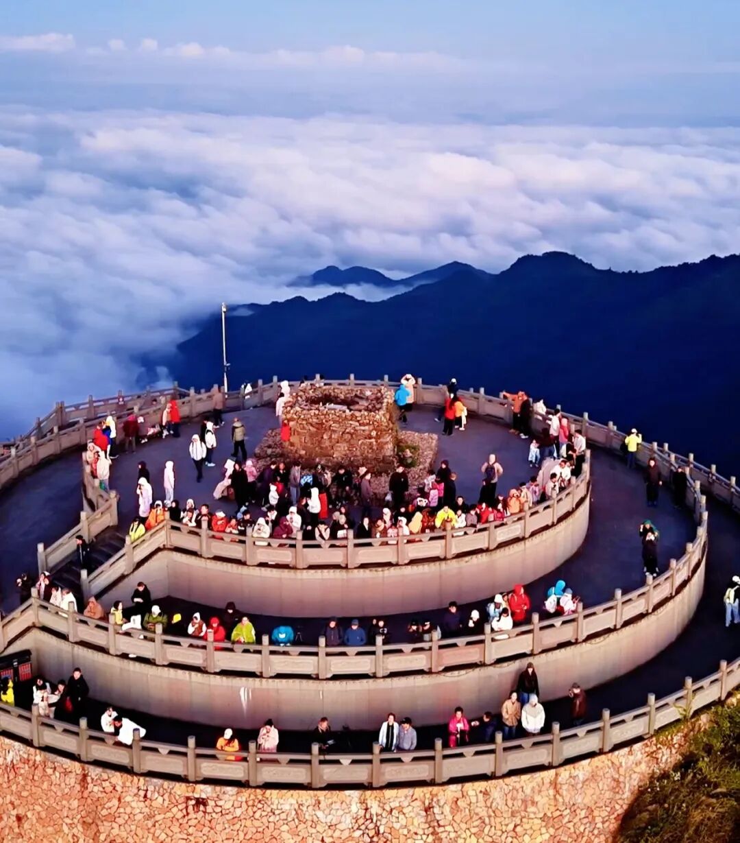 别错过!资兴回龙山云海大爆发,站在 1413 米山顶,伸手触云
