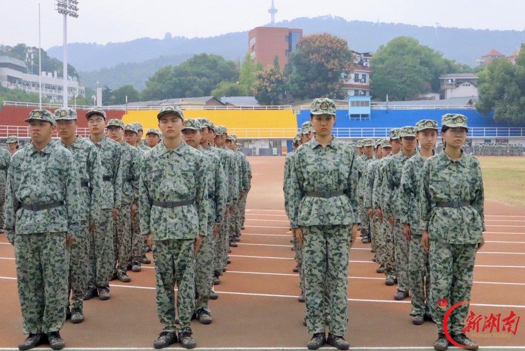 青春正步走丨迷彩循光，回望一场青春正步