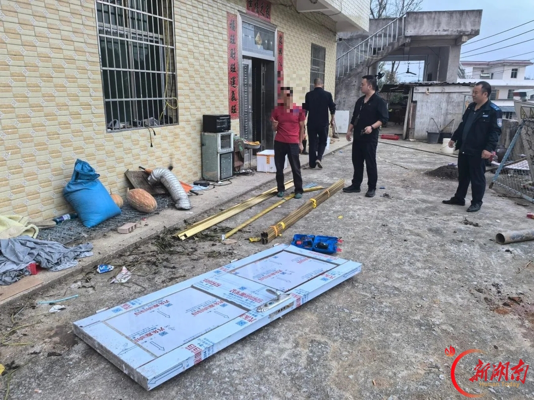 武冈:“顺手”盗门想装修?5小时“上门”送手铐