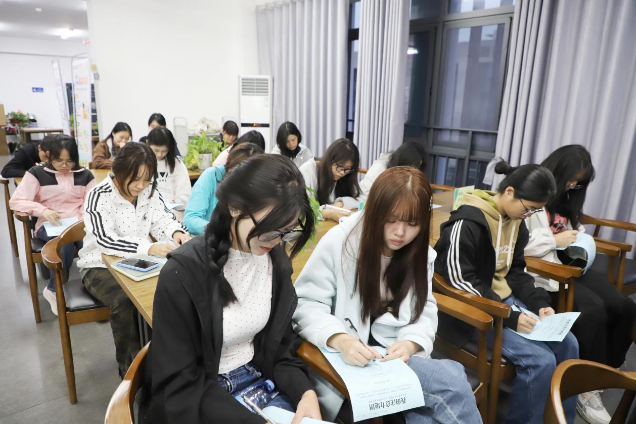 在共读中把注意力还给生活——湖南工艺美术职业大学开展湖南日报朗读者主题活动