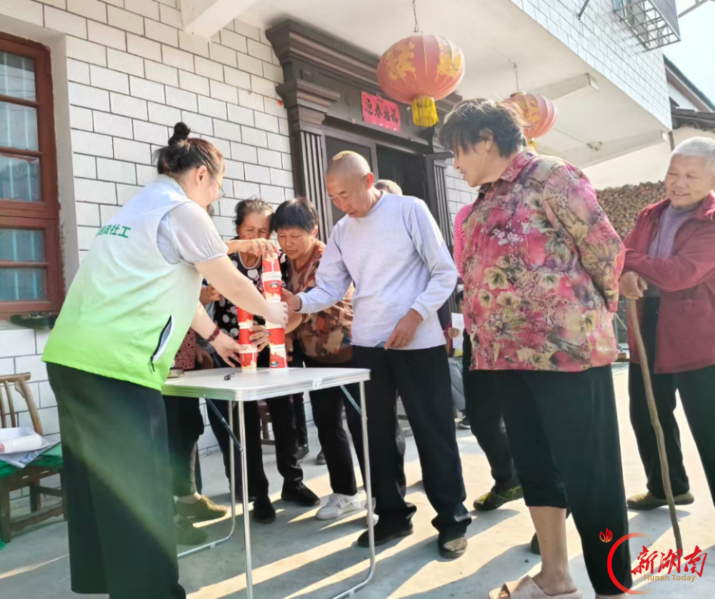 岳阳县民政社工站:重阳敬老爱满巴陵 社工服务惠及银龄