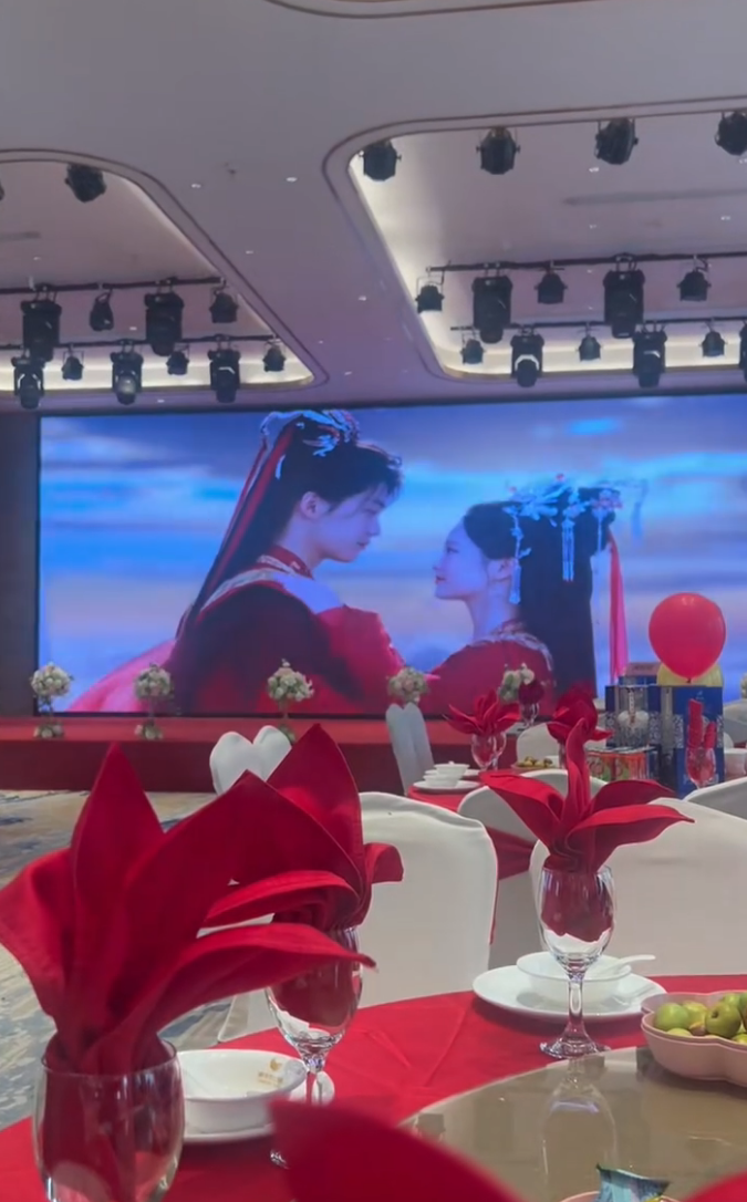 湖北一对新人办婚礼取消接亲，播放两人主演的“三生三世”AI短剧，当事人：用AI短剧代替仪式，宾客们笑得合不拢嘴