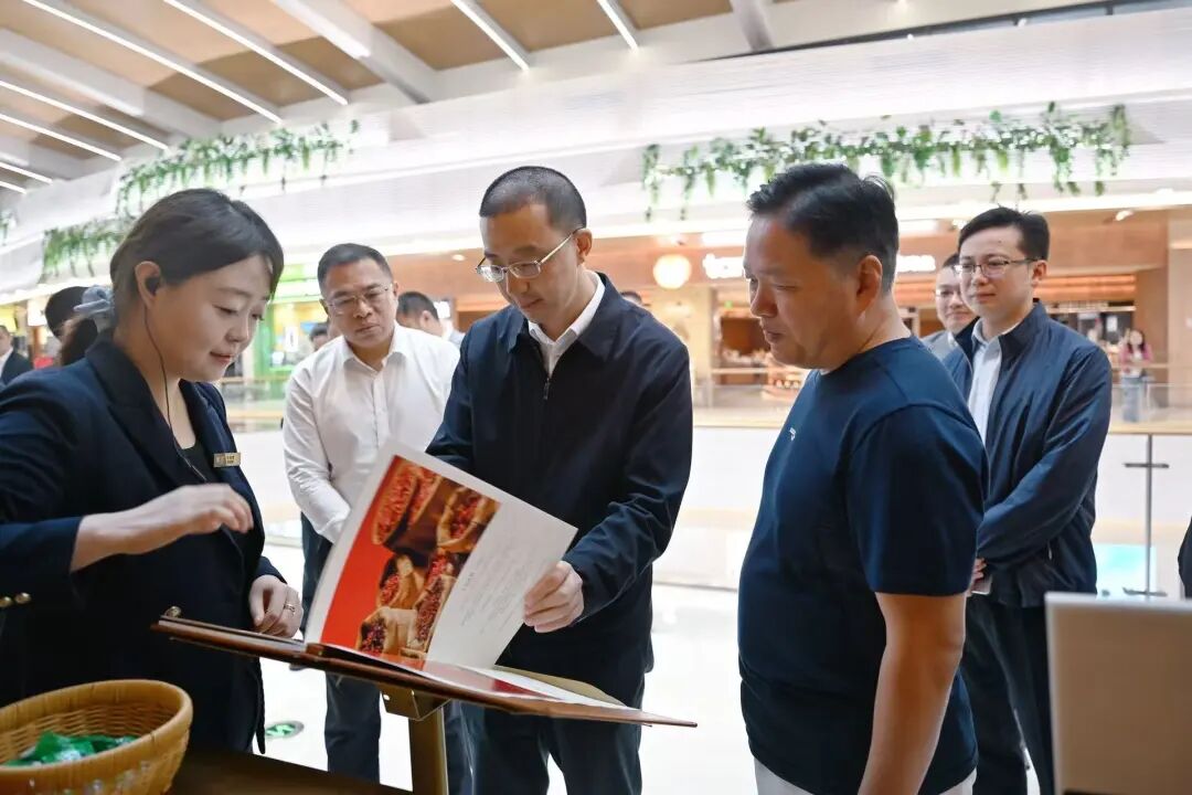 周健调研新区餐饮业发展情况