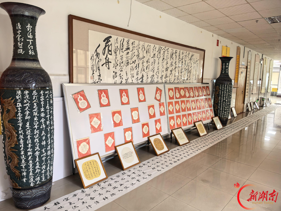南华大学退休教师许叙成回校举办《岁月墨痕》书法作品展