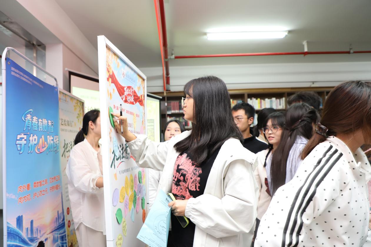 在共读中把注意力还给生活——湖南工艺美术职业大学开展湖南日报朗读者主题活动