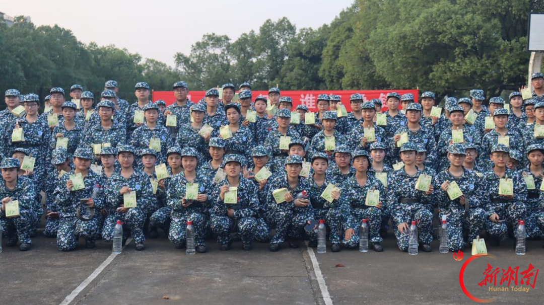 青春正步走丨月饼寄情暖军训,文艺放歌启新航