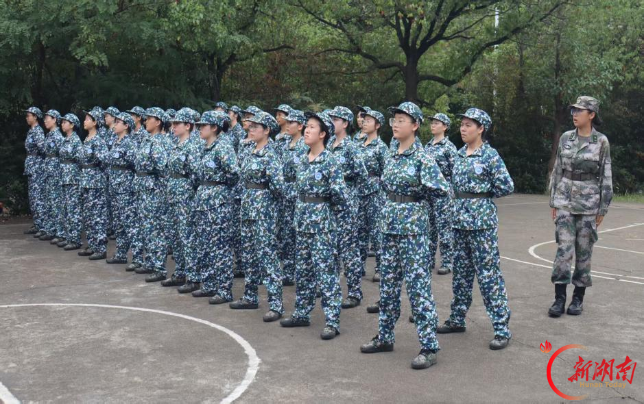飒爽英姿砺精兵 军训淬火正当时 ——我院2026级新生军训有序推进