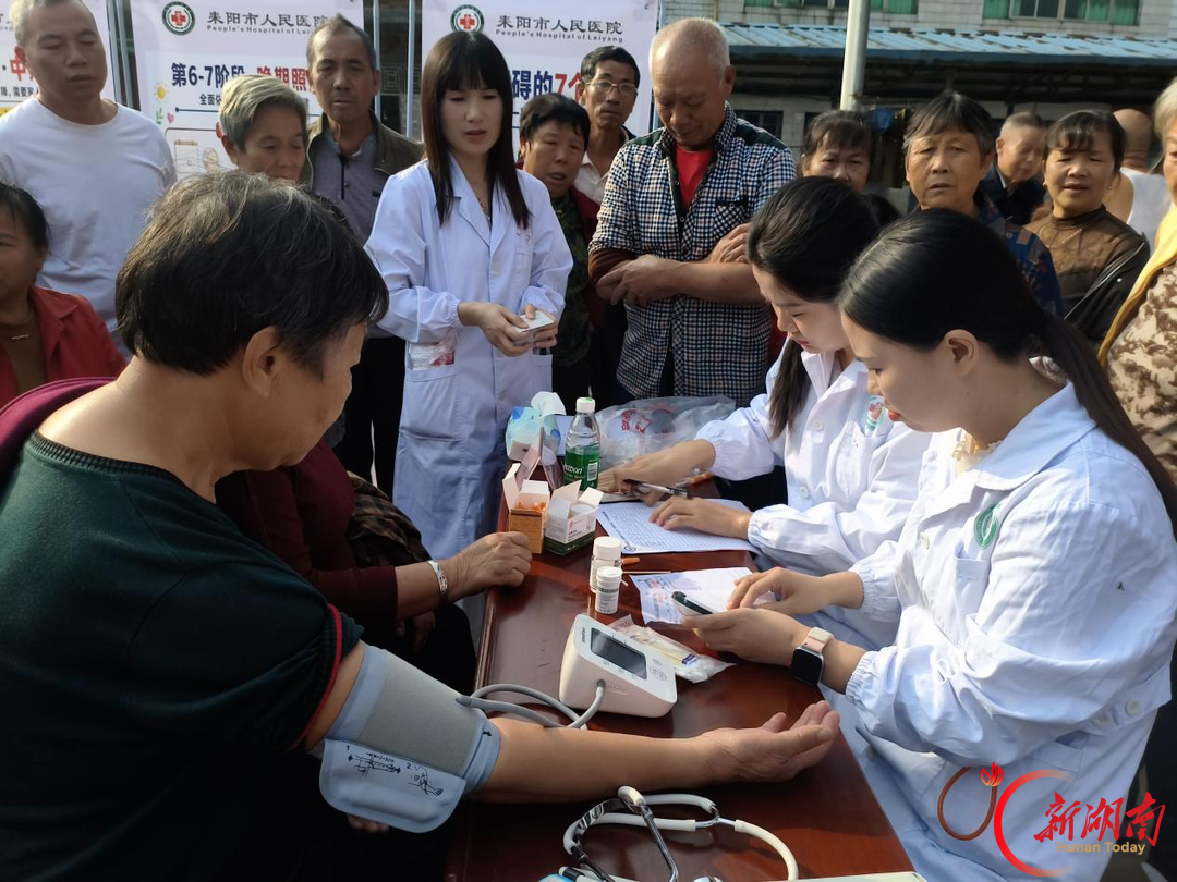 圩场上的健康讲堂！耒阳市人民医院开展敬老月暨“世界卒中日”下乡义诊宣传活动