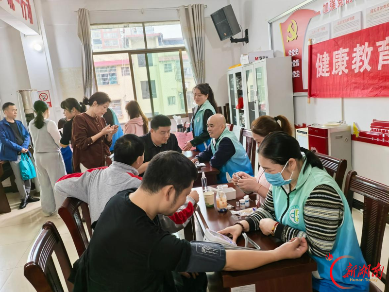 蓝山：健康教育进机关 温情服务送到职工身边