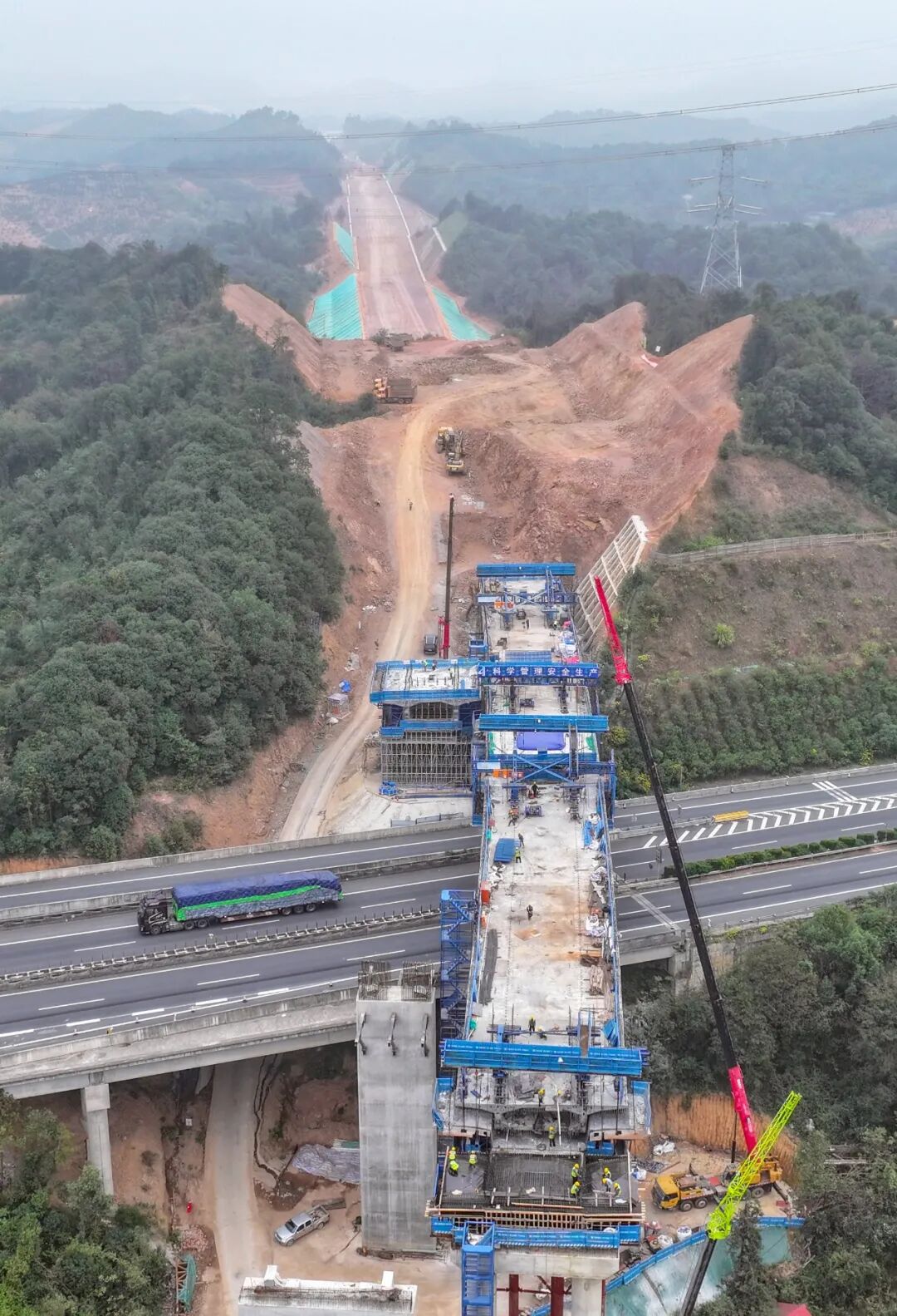 现场直击！浏江高速武深高速跨线桥正加速合龙