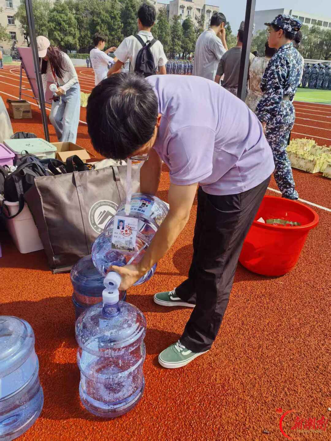 青春正步走|值守服务台,做迷彩背后的护航人
