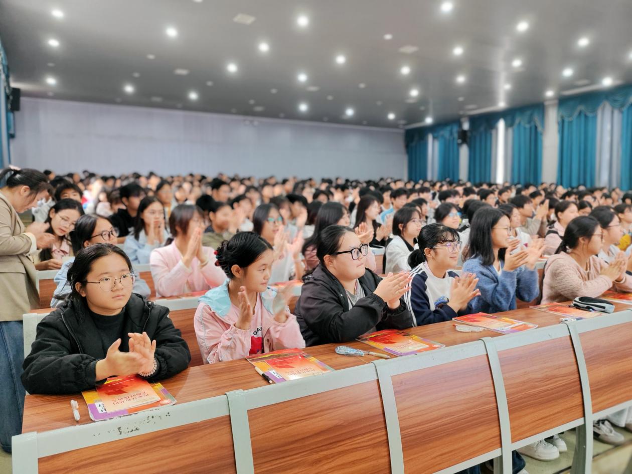 送足球 赠红书 讲“大思政课”——邵阳市关工委走进隆回九中送“成长礼包”