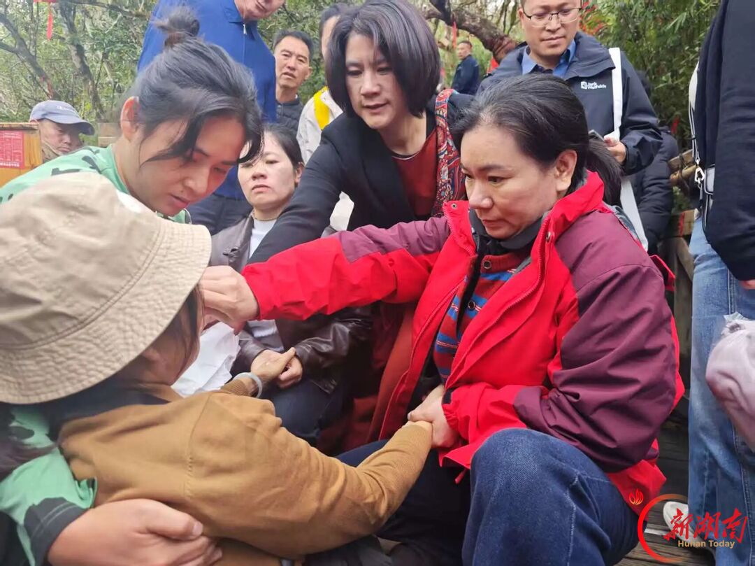 梵净山上,嘉禾劳模医护上演暖心救助