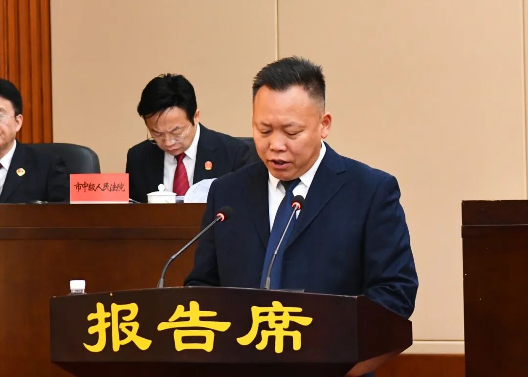 怀化市六届人大常委会举行第三十三次会议
