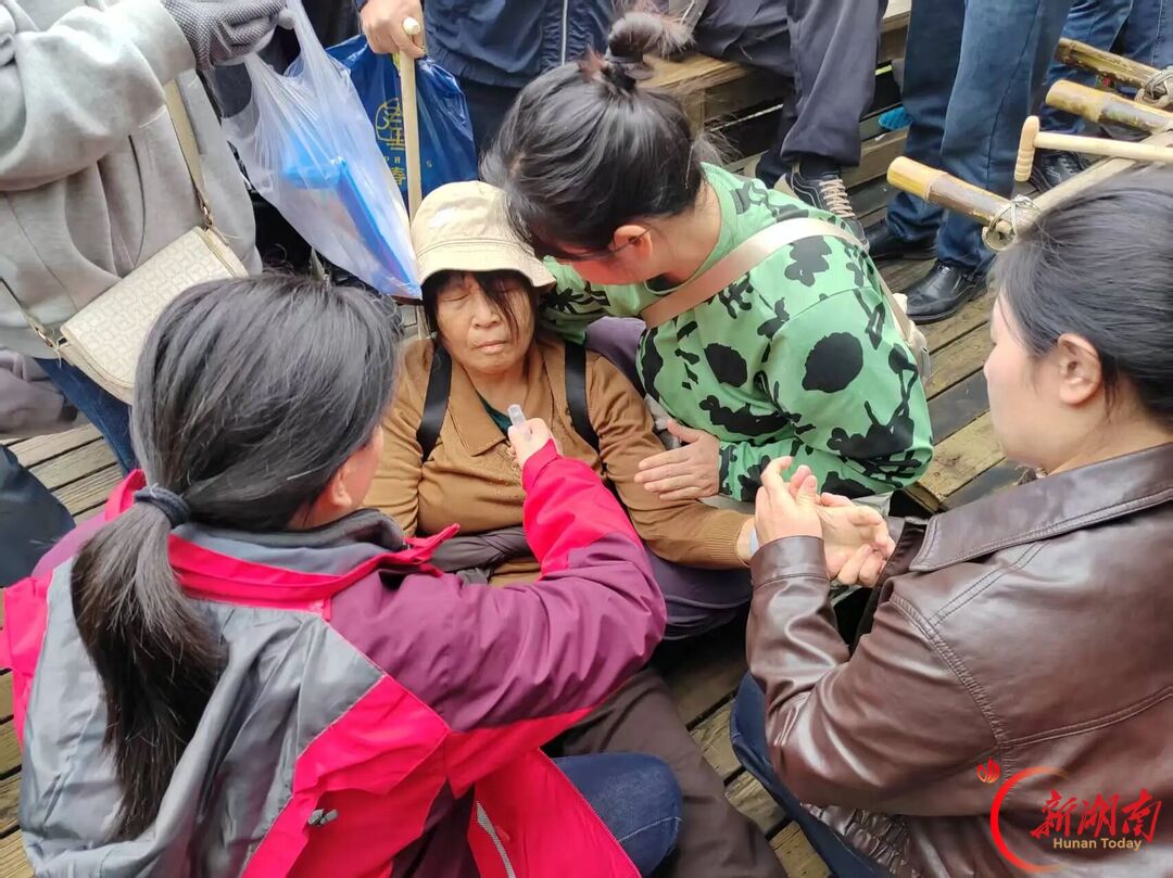 梵净山上,嘉禾劳模医护上演暖心救助