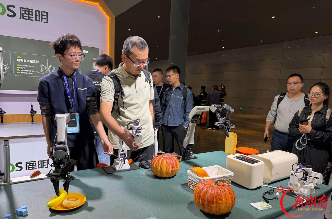 “AI+教育”走进课堂,一场展会给出教师减负与学生动手的新答案