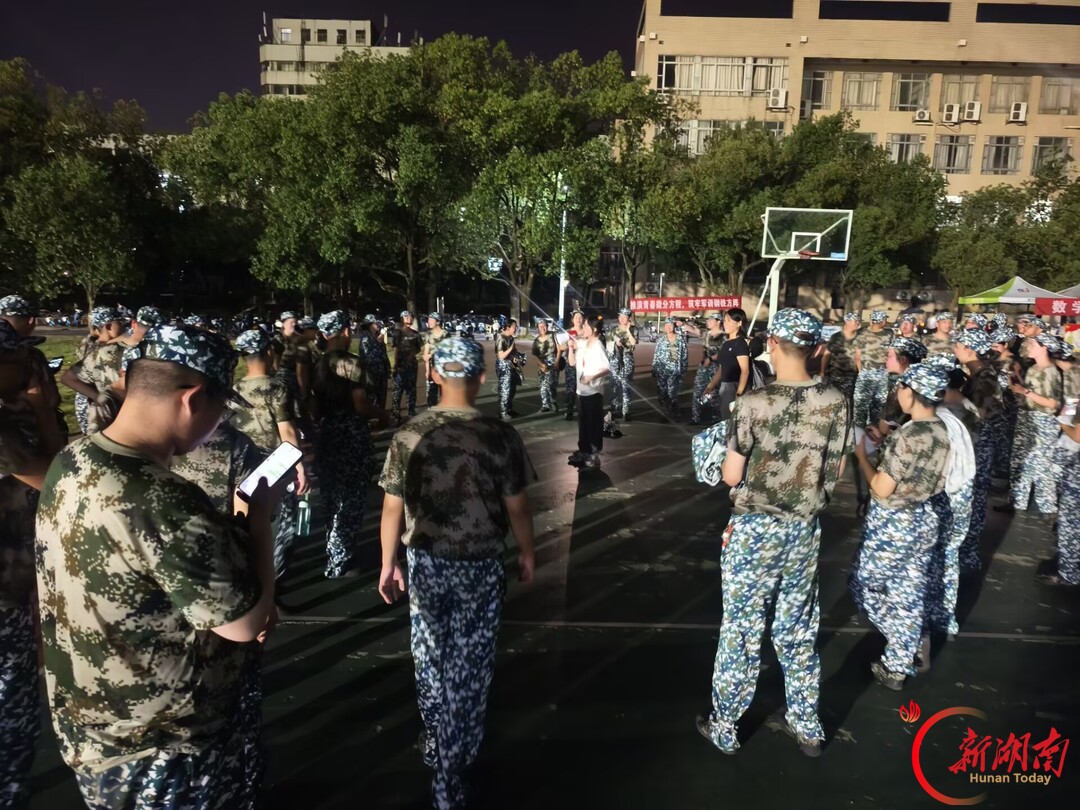 青春正步走|夜色伴欢笑,团辅聚同心——商学院特色团辅点亮军训夜时光