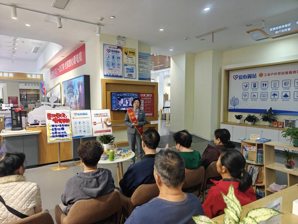 深耕适老化服务，厚植敬老情怀：中国电信湖南公司全省联动，以爱心翼站传递敬老温情