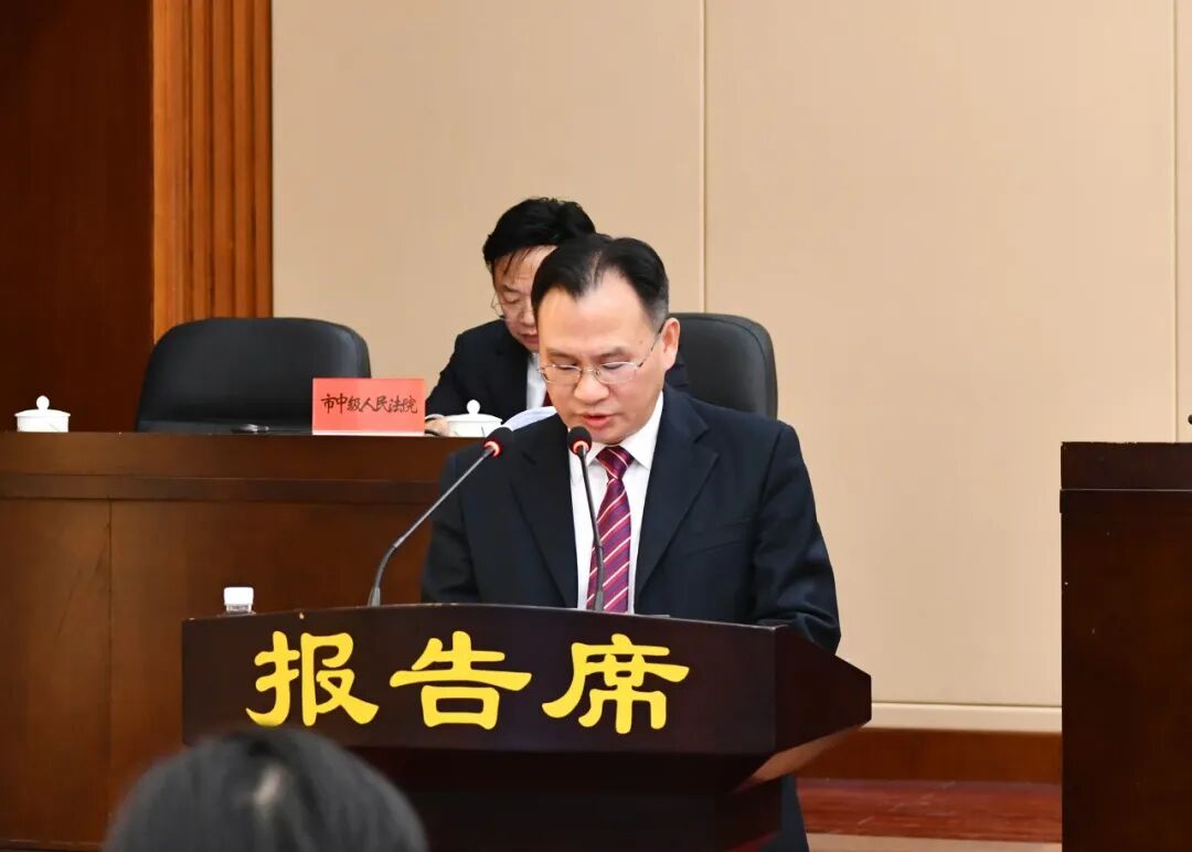 怀化市六届人大常委会举行第三十三次会议