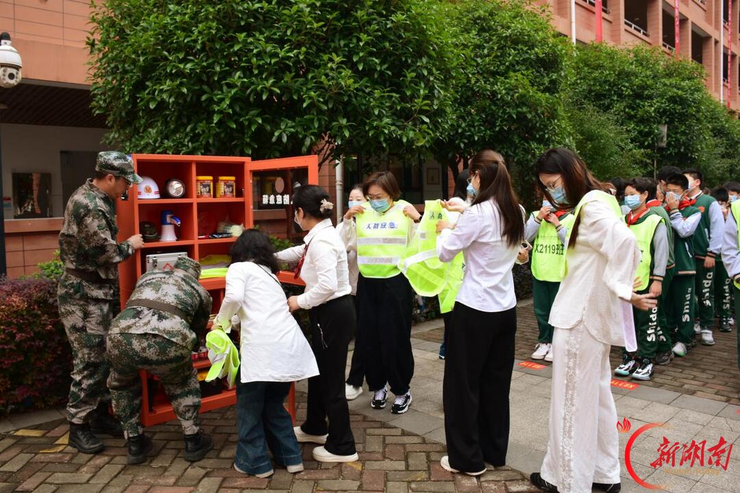 湖南师大附属滨江学校开展防空防灾疏散演练活动