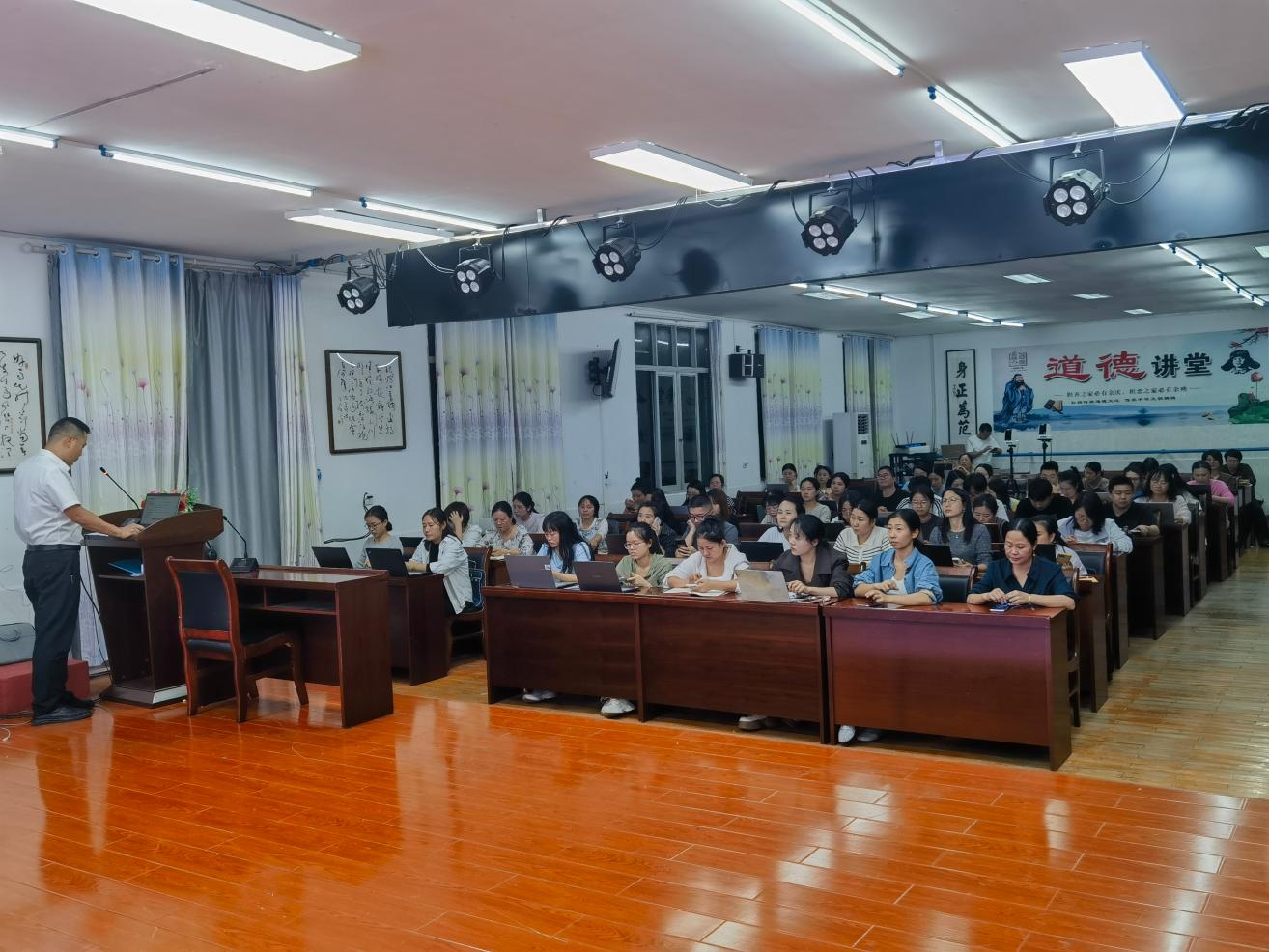 数智赋能启新程 携手共研促成长——茶陵县云阳小学开展“人工智能与教育教学深度融合”校本培训