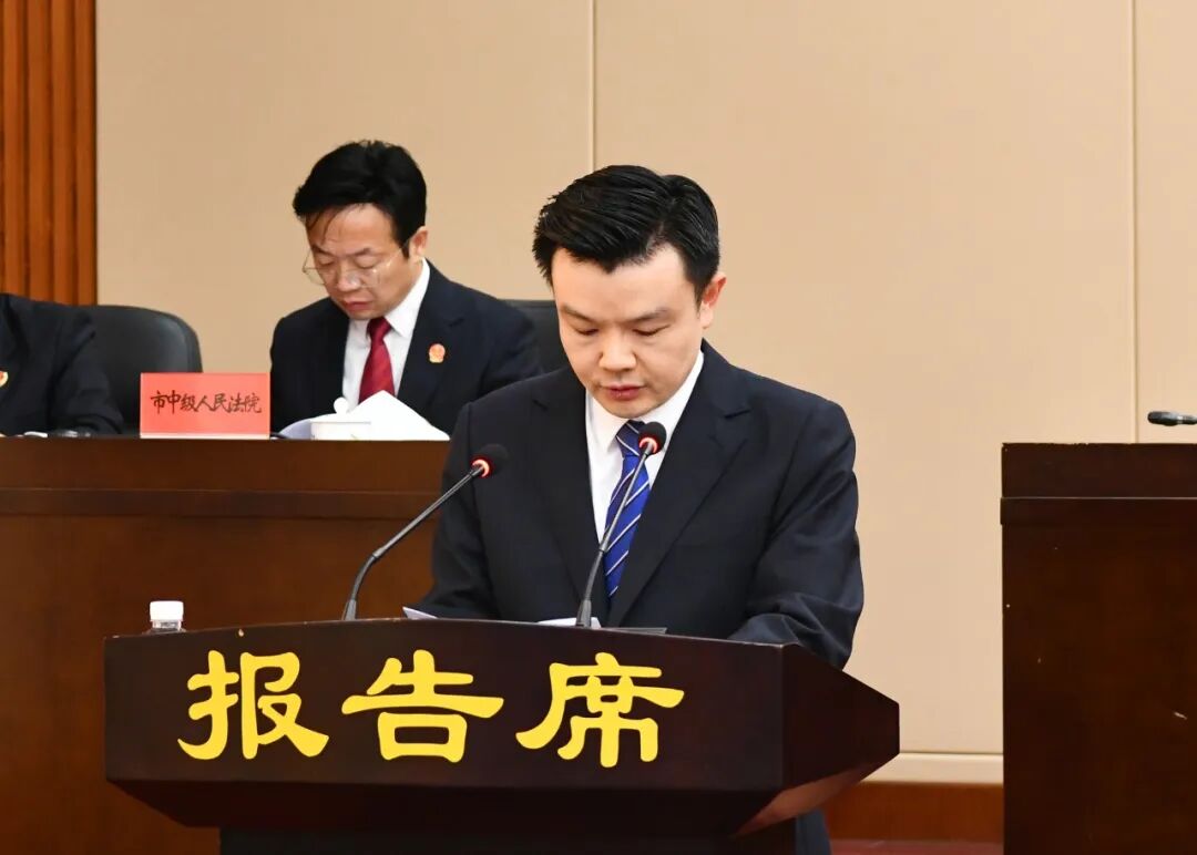 怀化市六届人大常委会举行第三十三次会议