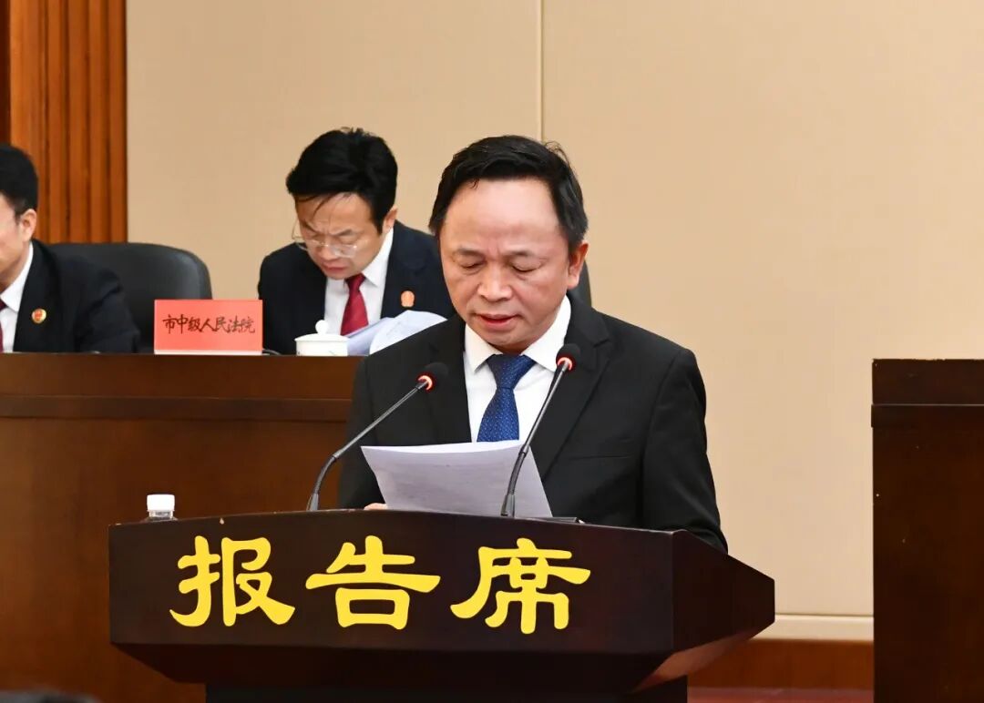 怀化市六届人大常委会举行第三十三次会议