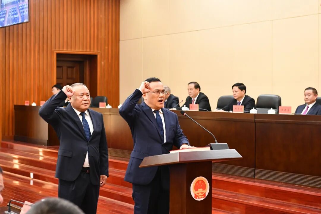 怀化市六届人大常委会举行第三十三次会议