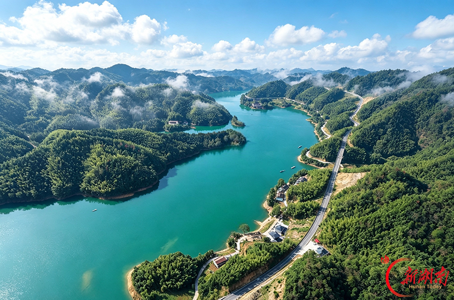 一湖碧水映青山