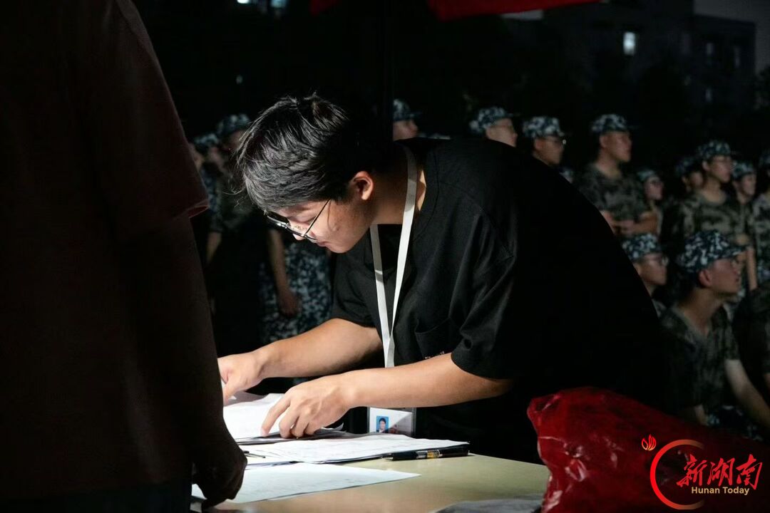青春正步走|值守服务台,做迷彩背后的护航人