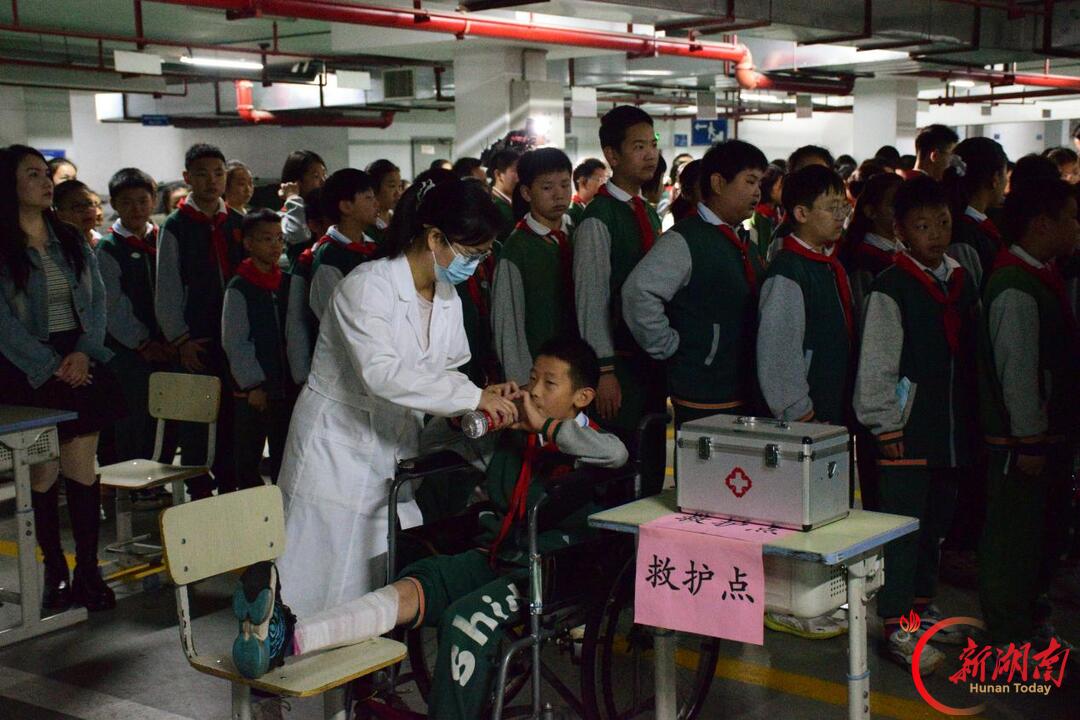 湖南师大附属滨江学校开展防空防灾疏散演练活动