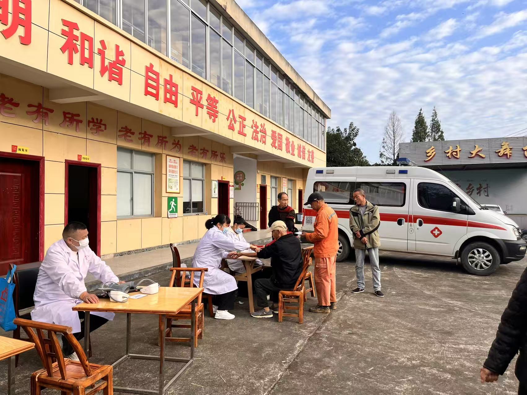 常德市石门桥镇赵家桥村：暖心义诊进乡村 守护老人健康“不打烊”