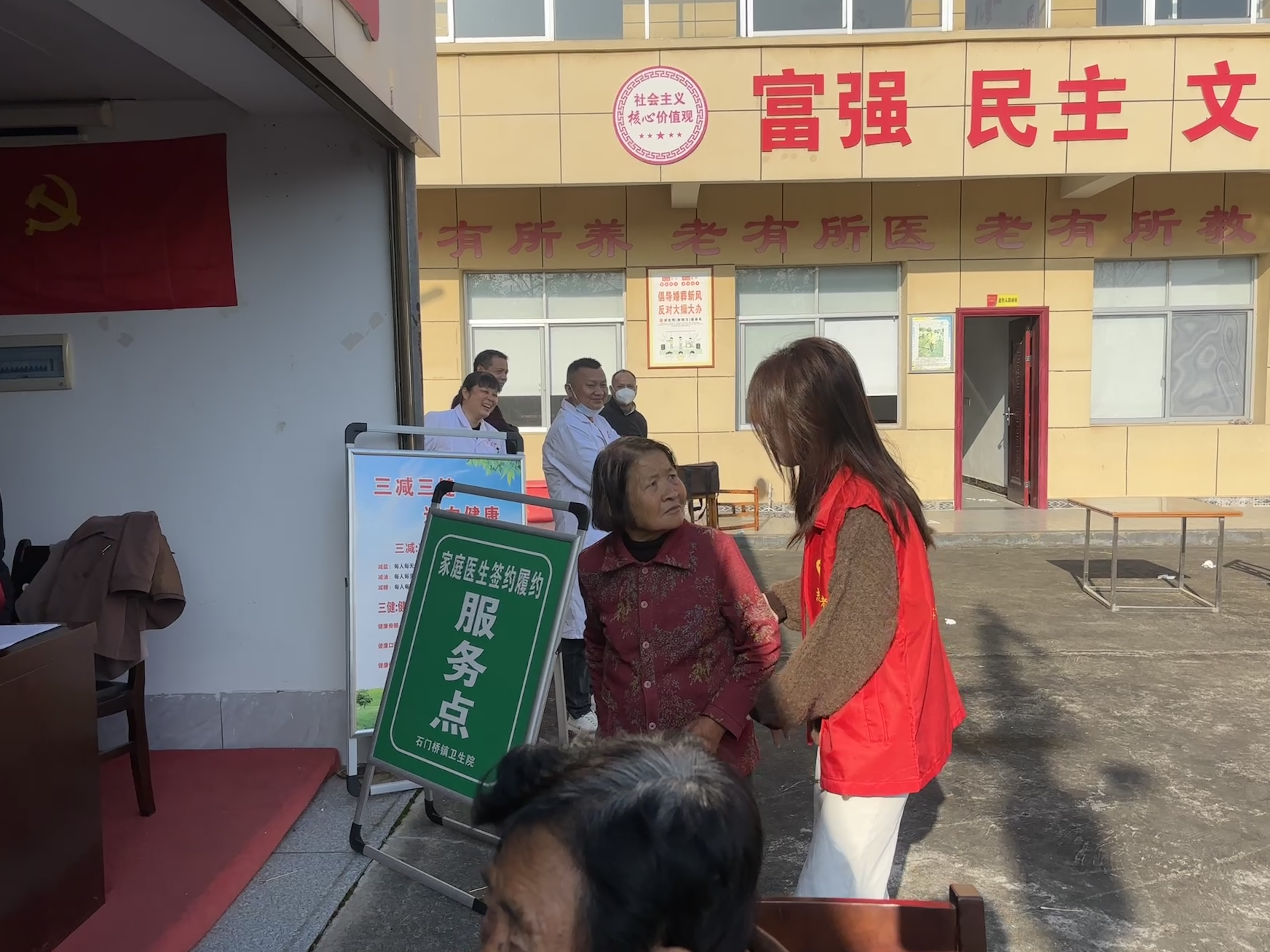 常德市石门桥镇赵家桥村：暖心义诊进乡村 守护老人健康“不打烊”