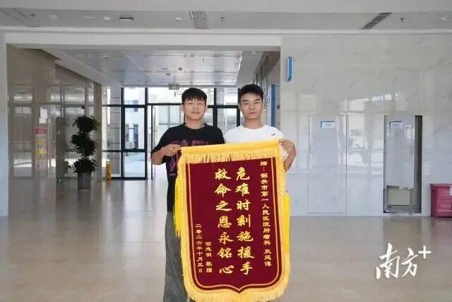 危急时刻，郴州籍退役军人勇救悬空儿童